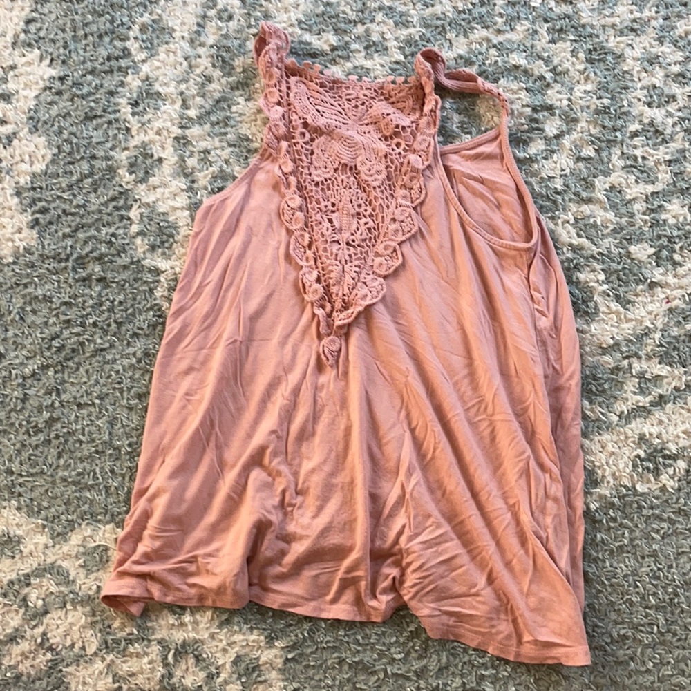 Light pink tank top with design.